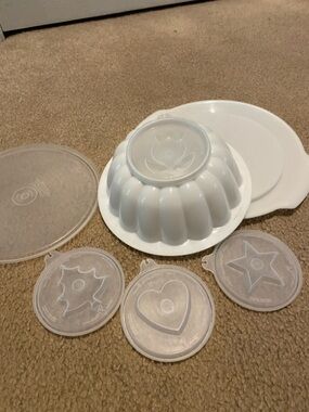 Tupperware jello mold with four design lids